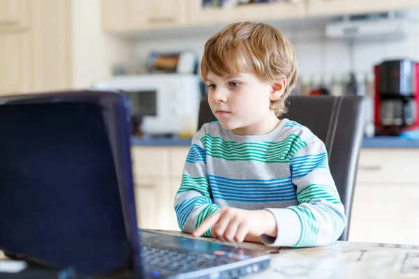 Kid boy surfing internet and playing on computer — Stock Photo, Image