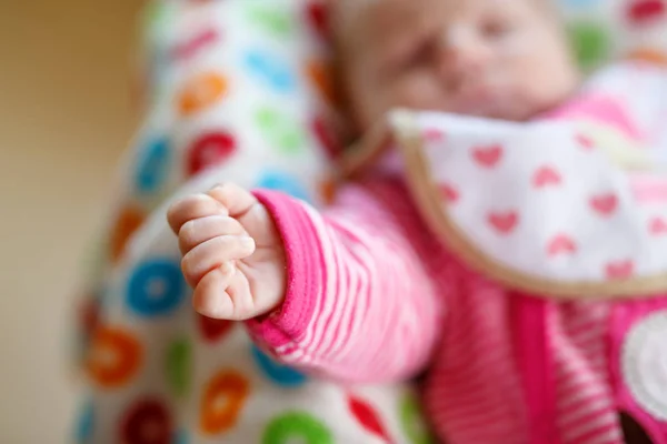 Schattig klein meisje van de pasgeboren baby slapen in bed thuis — Stockfoto