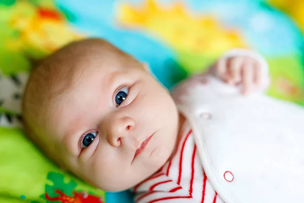 Nahaufnahme des Babygesichts auf buntem Hintergrund. — Stockfoto