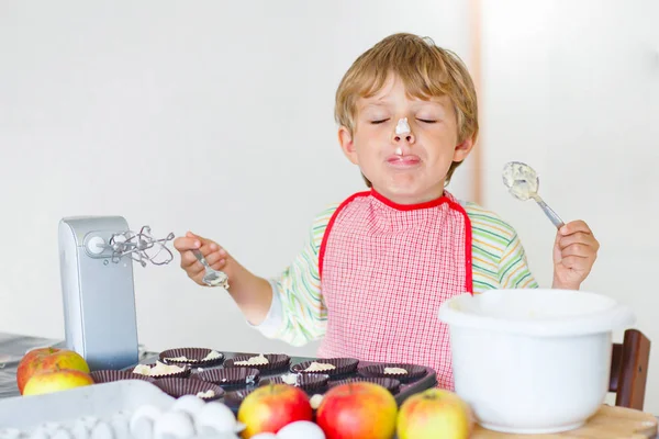 Divertente ragazzo biondo che cuoce torta di mele al chiuso — Foto Stock