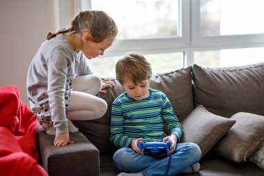 Çocuklar tablete oynuyor. Çocuklar Gadget arıyorum.