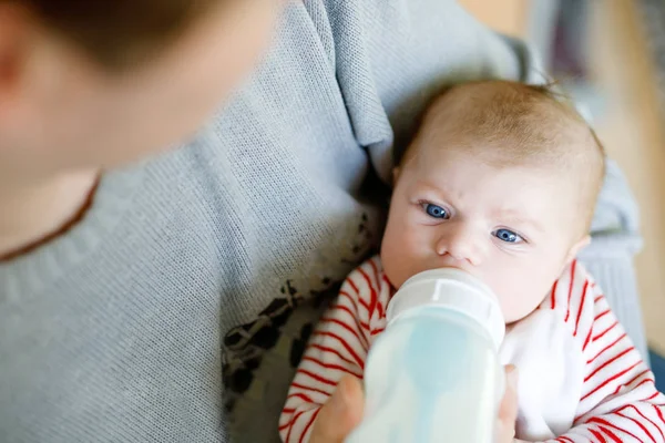 Otec dcera krmení novorozence s mlékem v kojící láhev — Stock fotografie