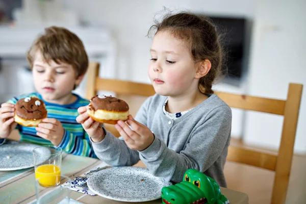 Entzückende kleine Vorschulkind und Mädchen essen süßen Donut — Stockfoto