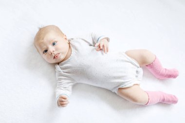 Sevimli, tapılası yeni doğmuş bebek portresi