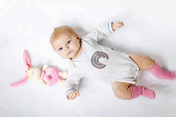 Niedliches Baby-Mädchen spielt mit Plüschtier — Stockfoto