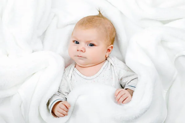 Retrato de bonito adorável bebê recém-nascido criança — Fotografia de Stock