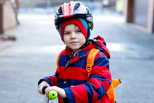 Schattige kleine preschool jongen jongen rijden op scooter rijden naar school. — Stockfoto