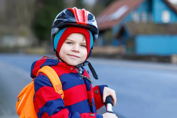 Mignon petit enfant préscolaire garçon équitation sur scooter équitation à l'école . — Photo