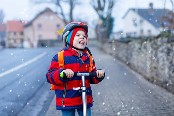 Χαριτωμένο μικρό παιδί προσχολικής ηλικίας αγόρι οδήγηση σε σκούτερ στο σχολείο. — Φωτογραφία Αρχείου