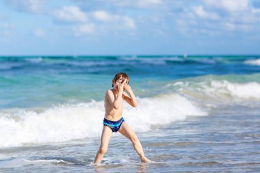 ocean Beach Florida eğleniyor küçük sarışın çocuk çocuk