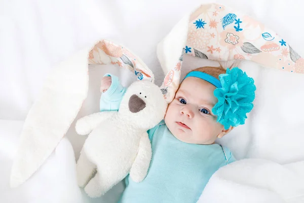 Αξιολάτρευτο χαριτωμένο μωρό νεογέννητο κορίτσι με τυρκουάζ flower κεφαλόδεσμος με λαγουδάκι του Πάσχα — Φωτογραφία Αρχείου