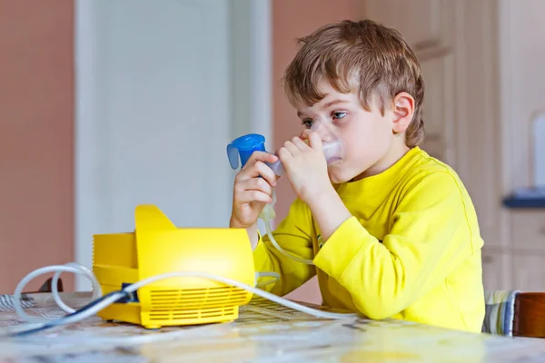 Söta unge pojke att göra inhalationsbehandling av mask av inhalatorn — Stockfoto