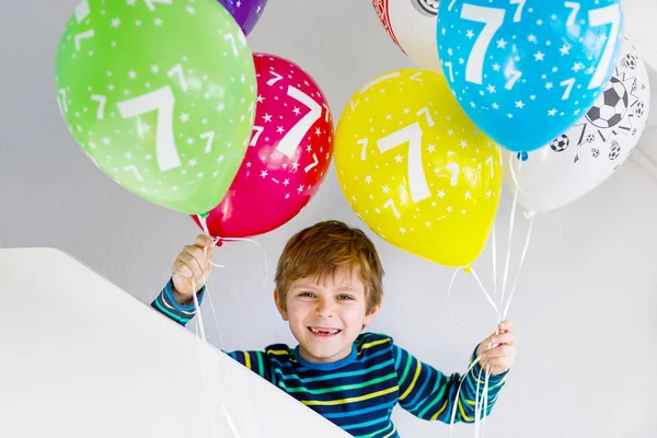 Retrato de menino feliz com bando em balões de ar coloridos em 7 aniversário — Fotografia de Stock
