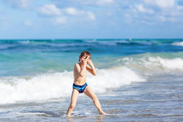 Pequeno menino loiro se divertindo na praia do oceano na Flórida — Fotografia de Stock