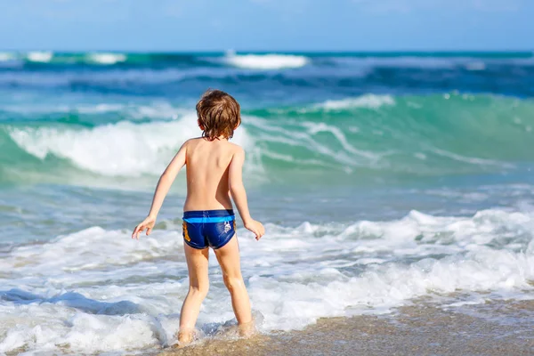 Piccolo ragazzo biondo divertirsi sulla spiaggia dell'oceano in Florida — Foto Stock