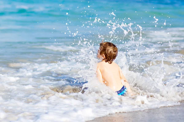 Kleiner blonder Junge hat Spaß am Strand in Florida — Stockfoto