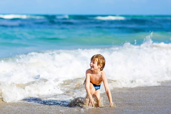 Mały chłopiec blond dziecko zabawy na ocean beach na Florydzie — Zdjęcie stockowe