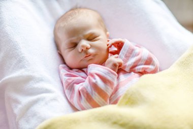Uyuyan sevimli yeni doğan bebek kız portresi