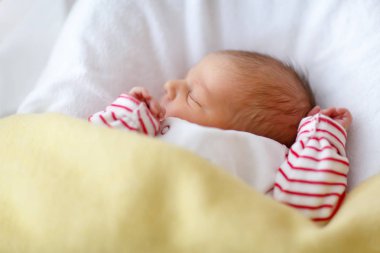Uyuyan sevimli yeni doğan bebek kız portresi