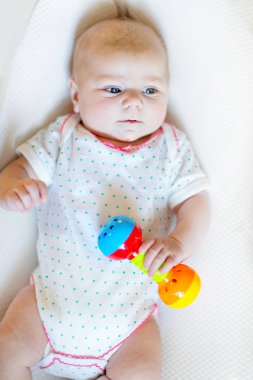 Şirin Bebek kız renkli çıngırak oyuncaklar ile oynama