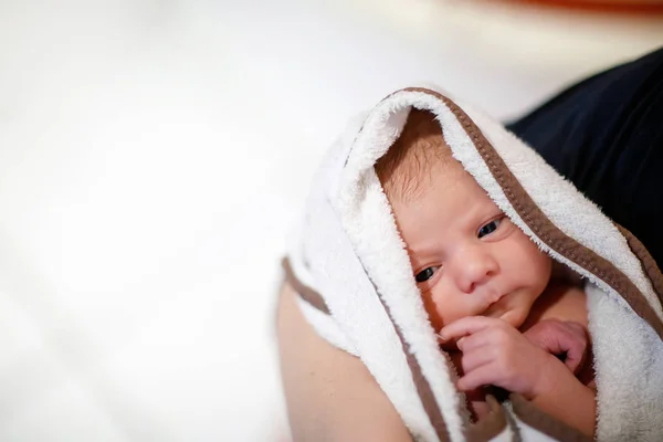 Silah doğumdan sonra yeni doğan bebek kızı tutan anne. — Stok fotoğraf