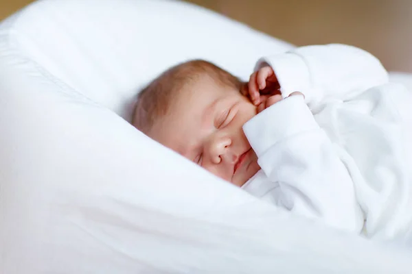 Portret van schattige schattig pasgeboren babymeisje slapen — Stockfoto