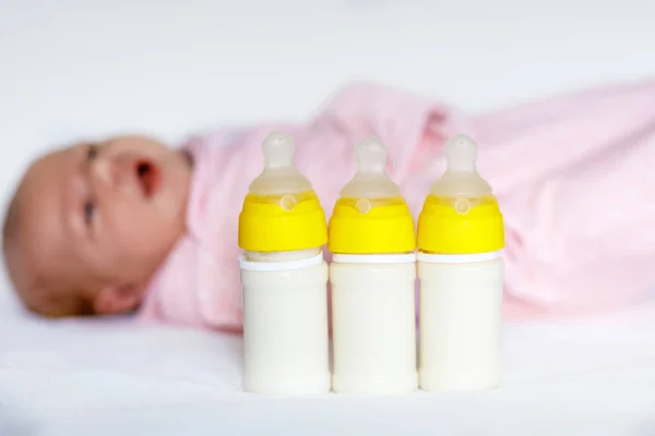 可爱的初生女婴与护理瓶。奶瓶喂养 — 图库照片