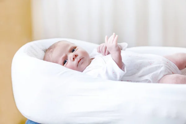 Retrato de lindo adorable bebé recién nacido — Foto de Stock