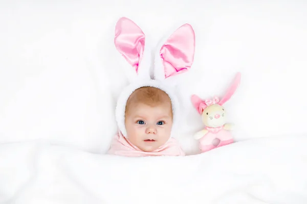 Bedårande söt nyfödda baby flicka i Easter bunny kostym och öron. — Stockfoto