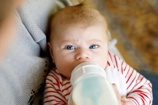 Батько годує новонароджену доньку молоком у пляшці для годування — стокове фото