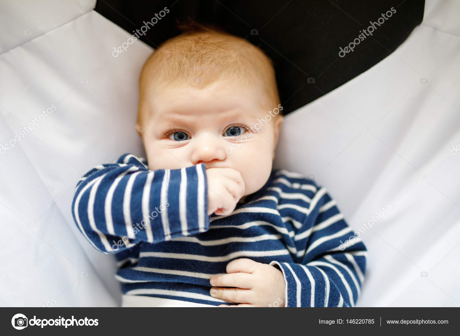 Mignon Adorable Deux Mois Bebe Sucer Poing Image Libre De Droit Par Romrodinka C Mignon Adorable Deux Mois Bebe Sucer Poing Image Libre De Droit Par Romrodinka C