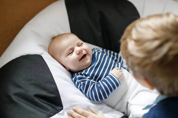 Menino menino feliz com bebê recém-nascido irmão menino — Fotografia de Stock