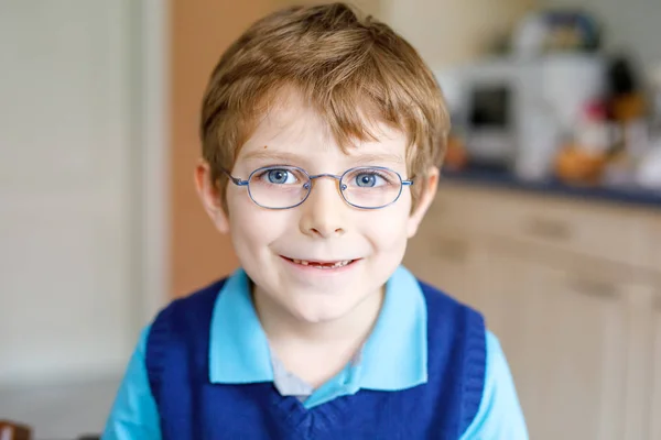 Ritratto di ragazzino carino della scuola con gli occhiali — Foto Stock