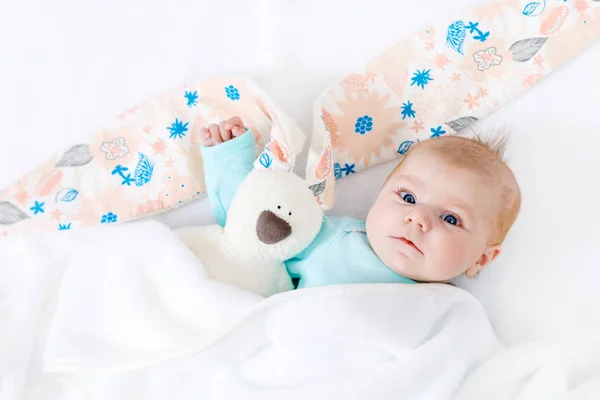 Bayi perempuan cantik yang baru lahir dengan mainan kelinci Paskah — Stok Foto