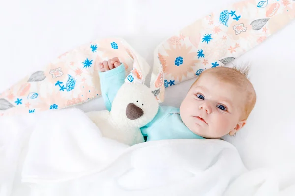 Adorable linda niña recién nacida con juguete de conejo de Pascua —  Fotos de Stock