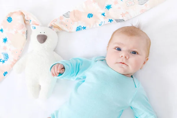 Adorable linda niña recién nacida con juguete de conejo de Pascua —  Fotos de Stock