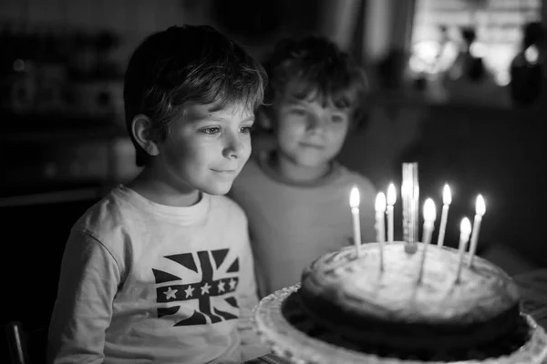 Два прекрасных ребенка, маленькие дошкольники празднуют день рождения и задувают свечи — стоковое фото