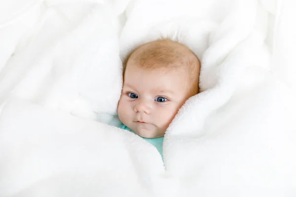 Retrato de bonito adorável bebê recém-nascido criança — Fotografia de Stock