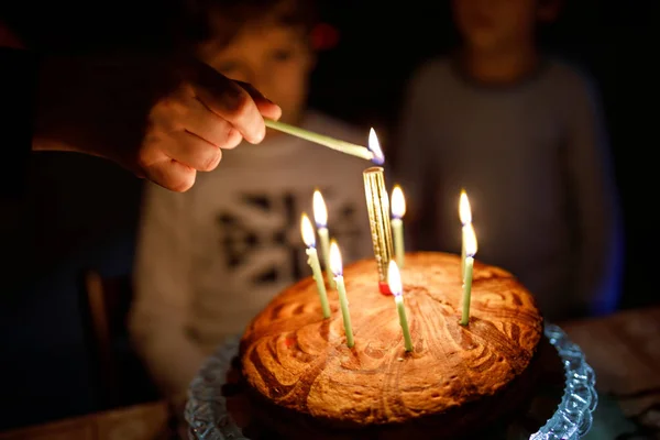 Dos niños hermosos, niños preescolares celebrando cumpleaños y soplando velas —  Fotos de Stock