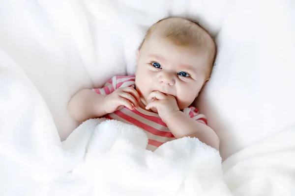 Leuk schattig twee maanden baby zuigen vuist. — Stockfoto