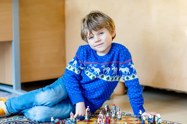 Piccolo bambino in età prescolare che gioca a scacchi a casa — Foto Stock