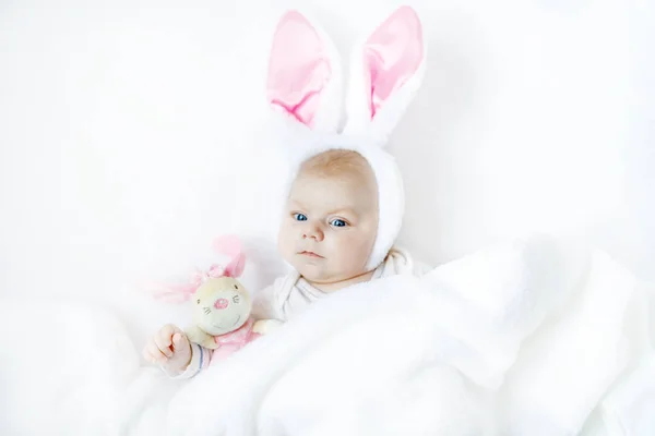 Bedårande söt nyfödda baby flicka i Easter bunny kostym och öron. — Stockfoto