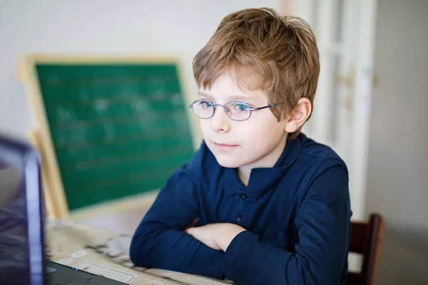 Garoto com óculos fazendo lição de casa pré-escolar no computador — Fotografia de Stock