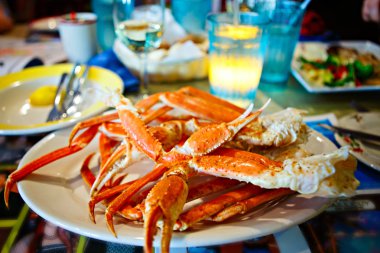 Key West veya New Orleans bir restoranda Yengeç ayaklı tabak