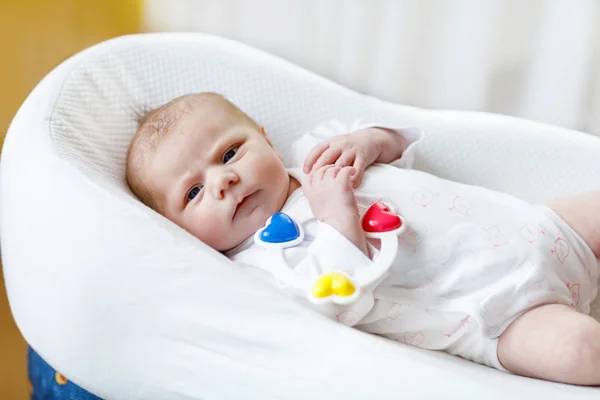 Schattig baby meisje spelen met kleurrijke rammelaar speelgoed — Stockfoto