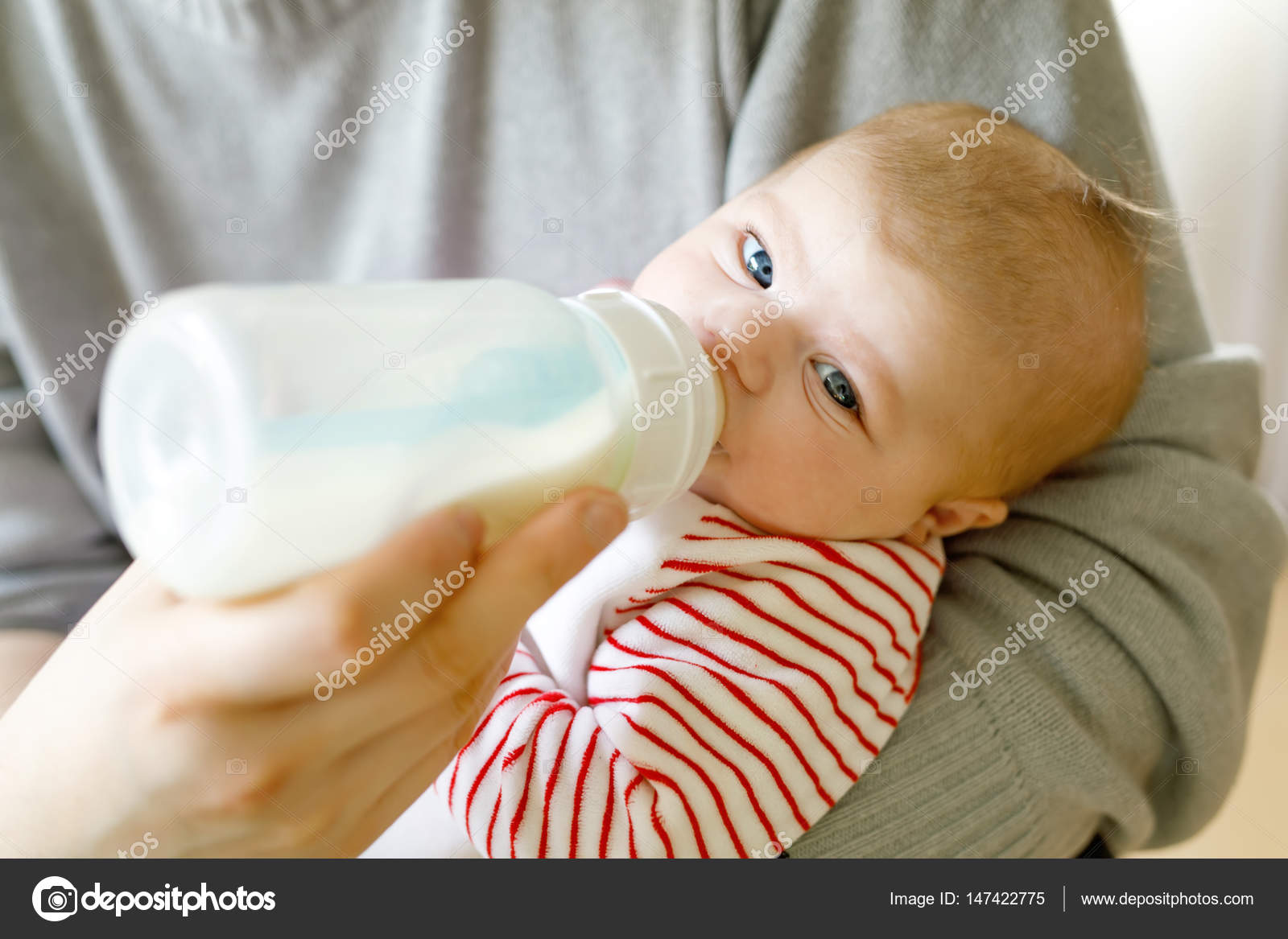 Drinking Milk Giving Breastfed Baby Formula Before Bed Father