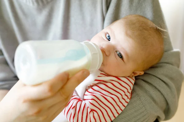 Pai alimentando bebê recém-nascido filha com leite em mamadeira — Fotografia de Stock