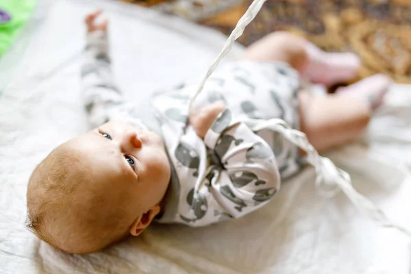 Bonito bebê menina brincando com brinquedo branco — Fotografia de Stock