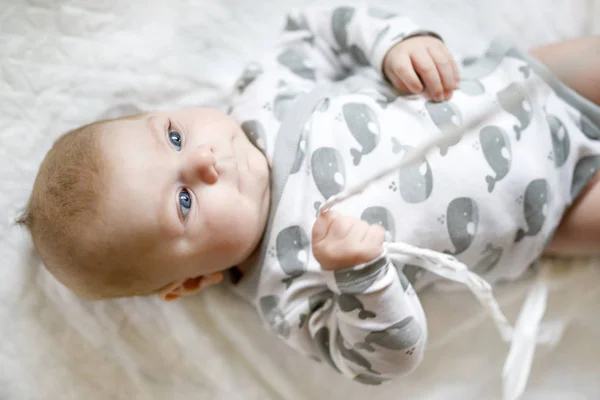 Schattige babymeisje speelt met de witte speelgoed — Stockfoto