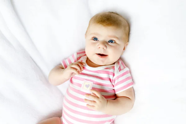 Portret van schattig pasgeboren baby kind — Stockfoto
